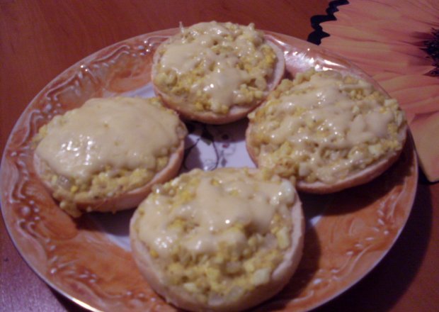 Fotografia przedstawiająca Gorące kanapki z cebulą i jajkami