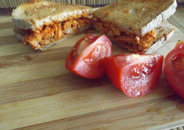 Fotografia przedstawiająca Gorący tost z pomidorowym kurczakiem