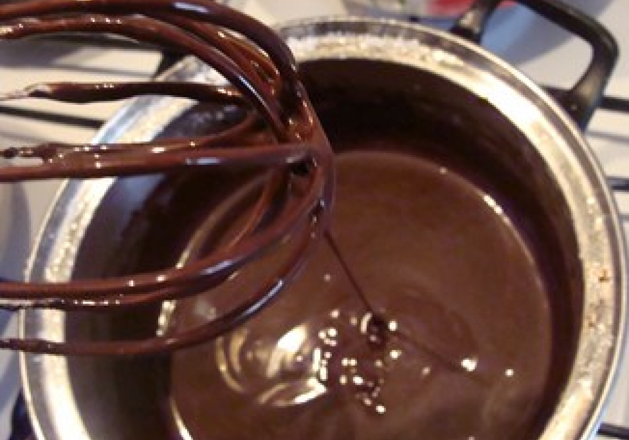 Gorzka czekolada jako polewa do ciasta foto