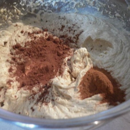 Krok 5 - Gorzka czekolada utopiona w orkiszowych babeczkach ze śliwką, białą morwą, żurawiną i orzeszkami piniowymi. foto
