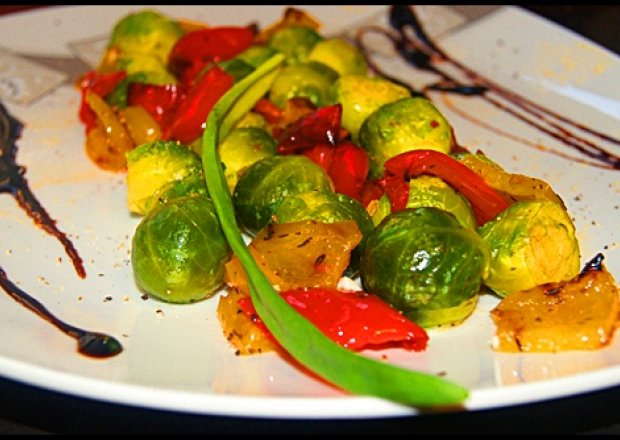 Fotografia przedstawiająca Gotowana brukselka z pieczoną papryką i papryczką chilli