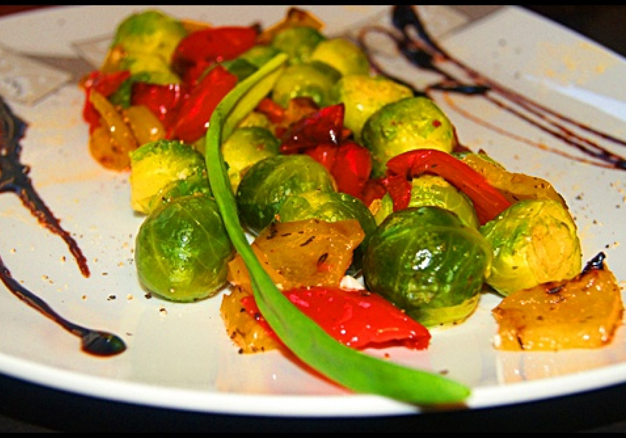 Gotowana brukselka z pieczoną papryką i papryczką chilli foto