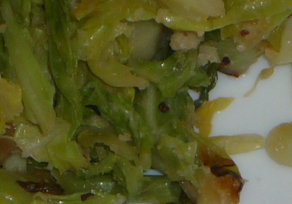 Gotowana kapusta włoska w maśle i tartej bułce foto