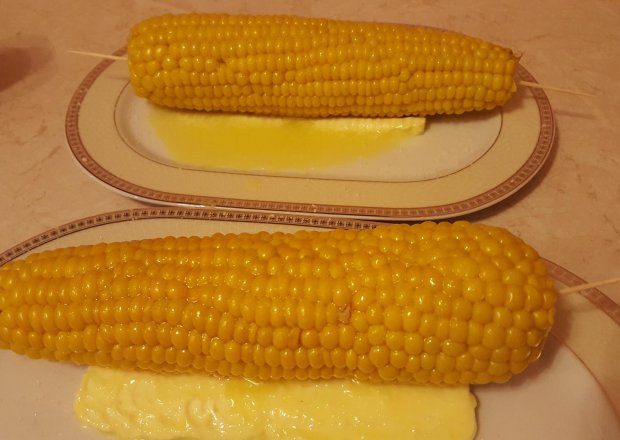 Fotografia przedstawiająca Gotowana kukurydza cukrowa z masłem i solą