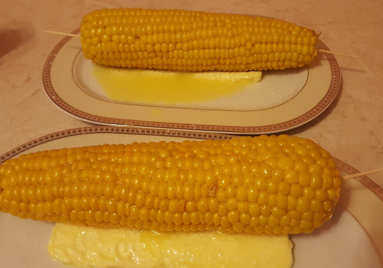 Gotowana kukurydza cukrowa z masłem i solą foto