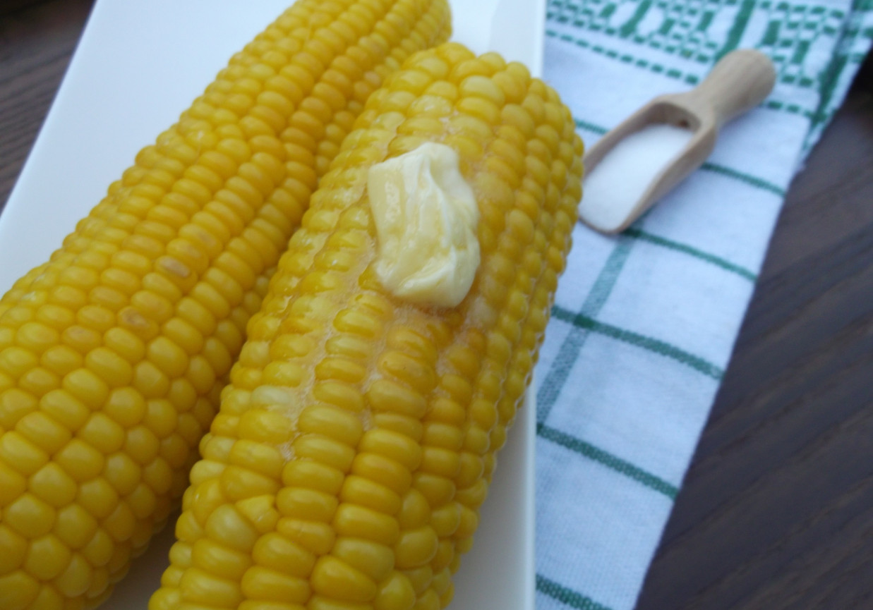 Gotowana kukurydza podana z masłem i solą. foto