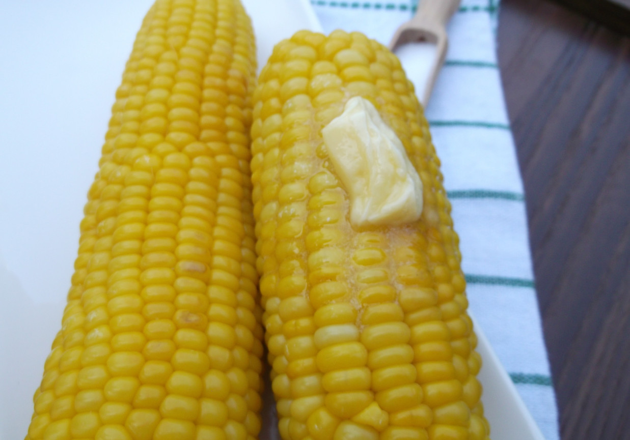 Gotowana kukurydza podana z masłem i solą. foto