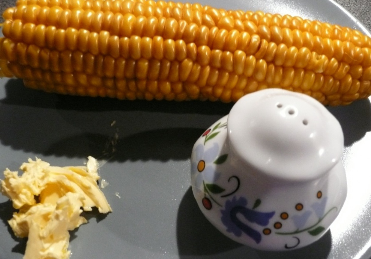 gotowana kukurydza z masłem czosnkowym foto