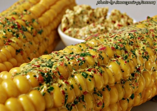 Fotografia przedstawiająca Gotowana kukurydza z pikantnym masełkiem