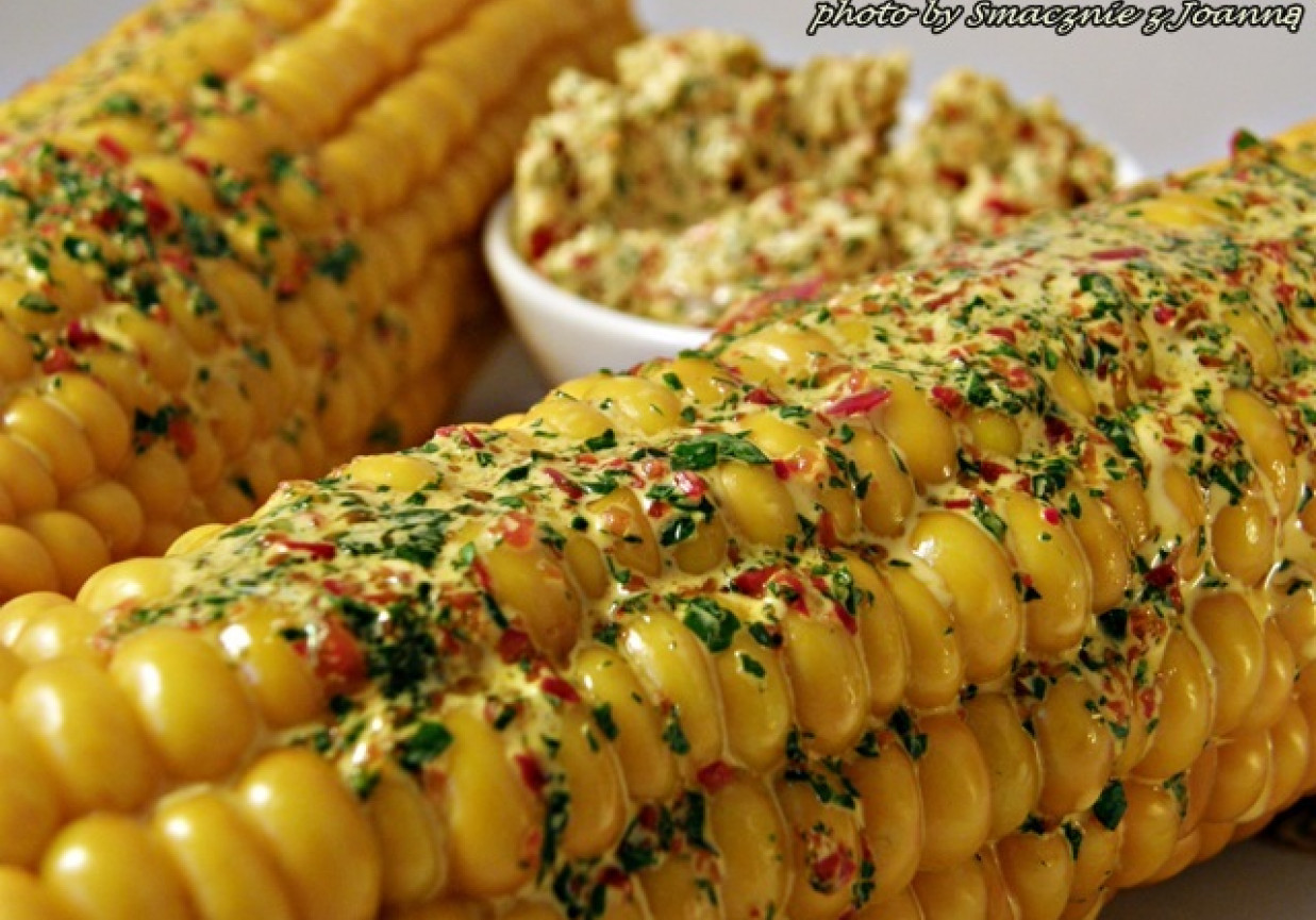 Gotowana kukurydza z pikantnym masełkiem foto