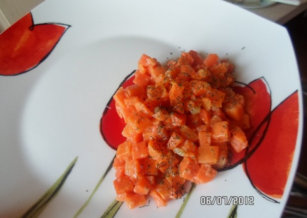 Fotografia przedstawiająca Gotowana marchewka czosnkowa