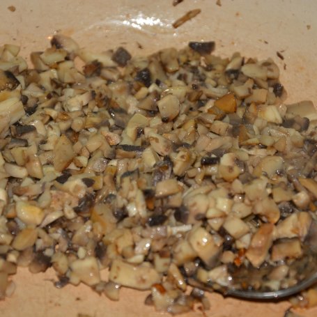 Krok 2 - Gotowane kolby kukurydzy pieczone w mielonej wołowinie z pieczarkami otulone boczkiem foto