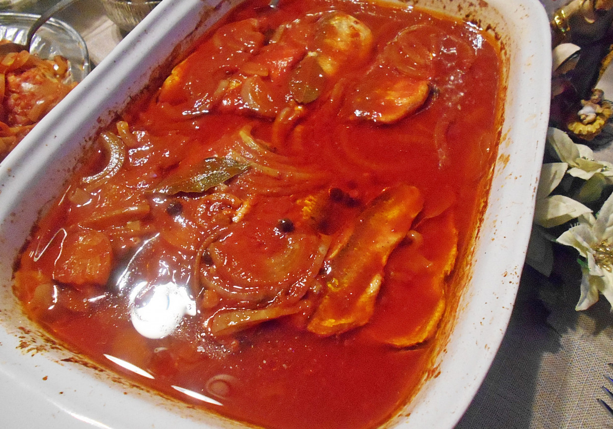 Gotowane marynowane pomidorowe śledzie foto