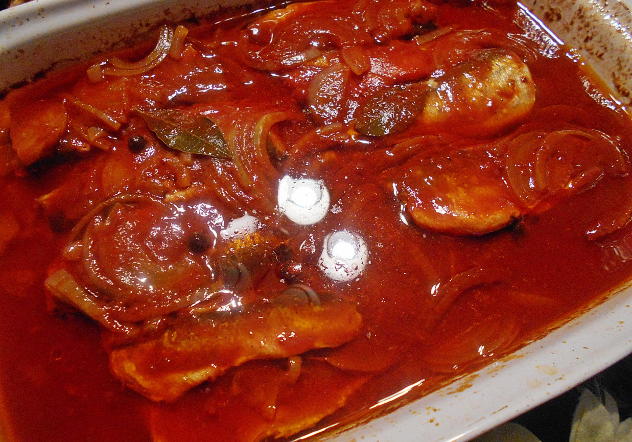 Gotowane marynowane pomidorowe śledzie foto