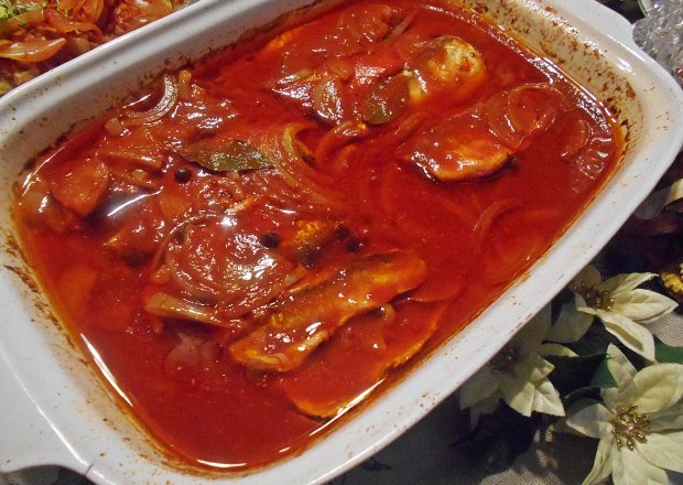 Fotografia przedstawiająca Gotowane marynowane pomidorowe śledzie