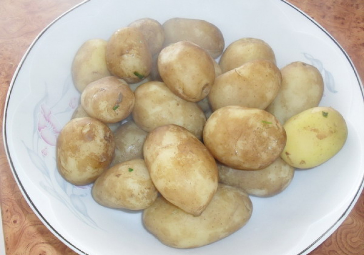 Gotowane młode ziemniaczki. foto
