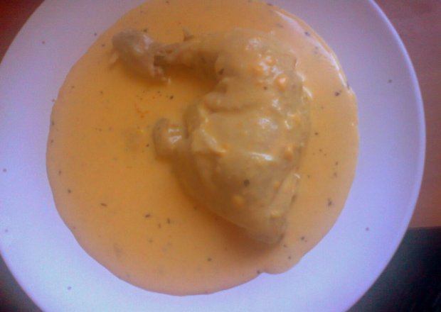 Fotografia przedstawiająca Gotowane udka z kurczaka z sosem z dwóch serów