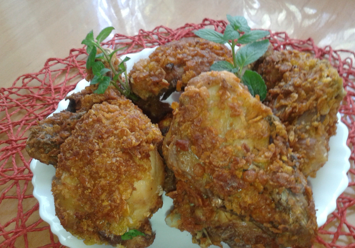 Gotowany kurczak w panierce kukurydzianej  z dodatkiem kokosu foto