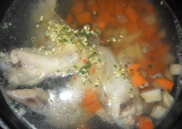 Fotografia przedstawiająca Gotowany kurczak w warzywkach