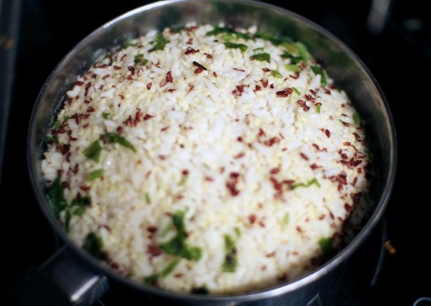 Fotografia przedstawiająca Gotowany ryż z kaszą jaglaną, pietruszką i lnem