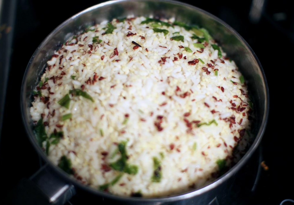Gotowany ryż z kaszą jaglaną, pietruszką i lnem foto