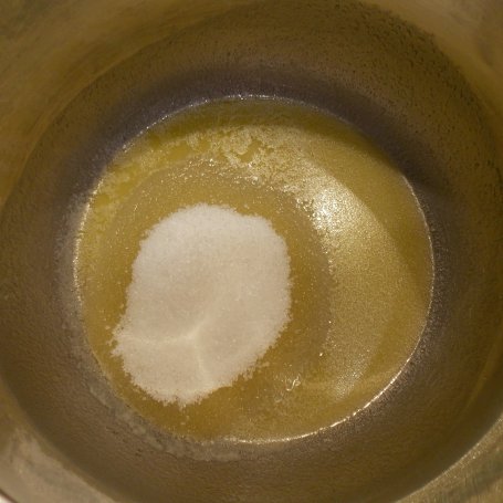 Krok 3 - Gotowany sernik kajmakowy z gruszkami foto