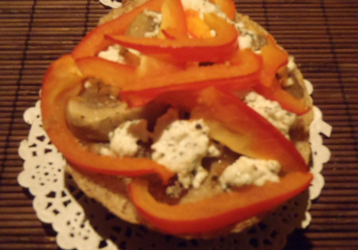 Grahamka z serem białym i pieczarkami na ciepło foto