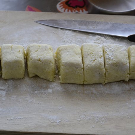 Krok 4 - Granaty czyli kartacze z farszem z kiełbasy i cebuli foto