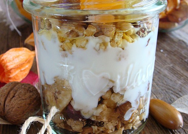 Fotografia przedstawiająca Granola z naturalnym jogurtem i owocami