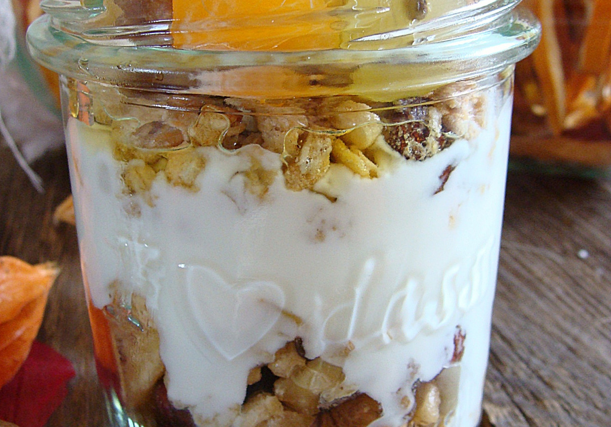 Granola z naturalnym jogurtem i owocami foto