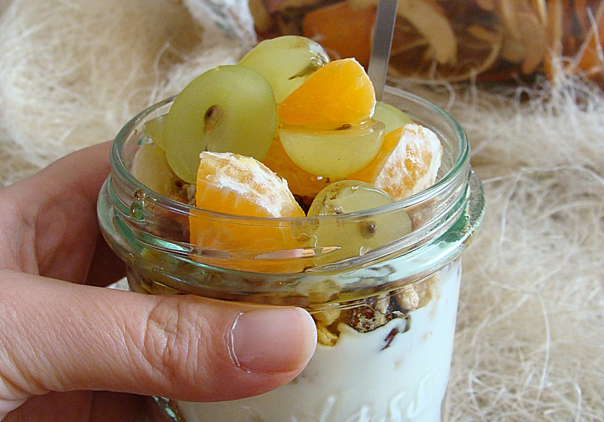 Granola z naturalnym jogurtem i owocami foto