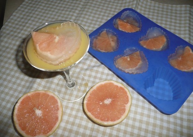Fotografia przedstawiająca Grapefruitowe kostki lodu
