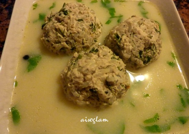Fotografia przedstawiająca Grecka zupa cytrynowa z kulkami mięsnymi