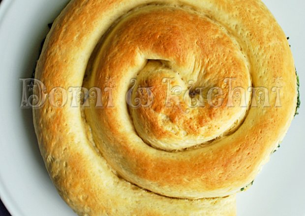Fotografia przedstawiająca Grecki chlebek ze szpinakiem i fetą