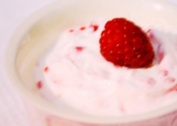 Fotografia przedstawiająca grecki jogurt z malinami