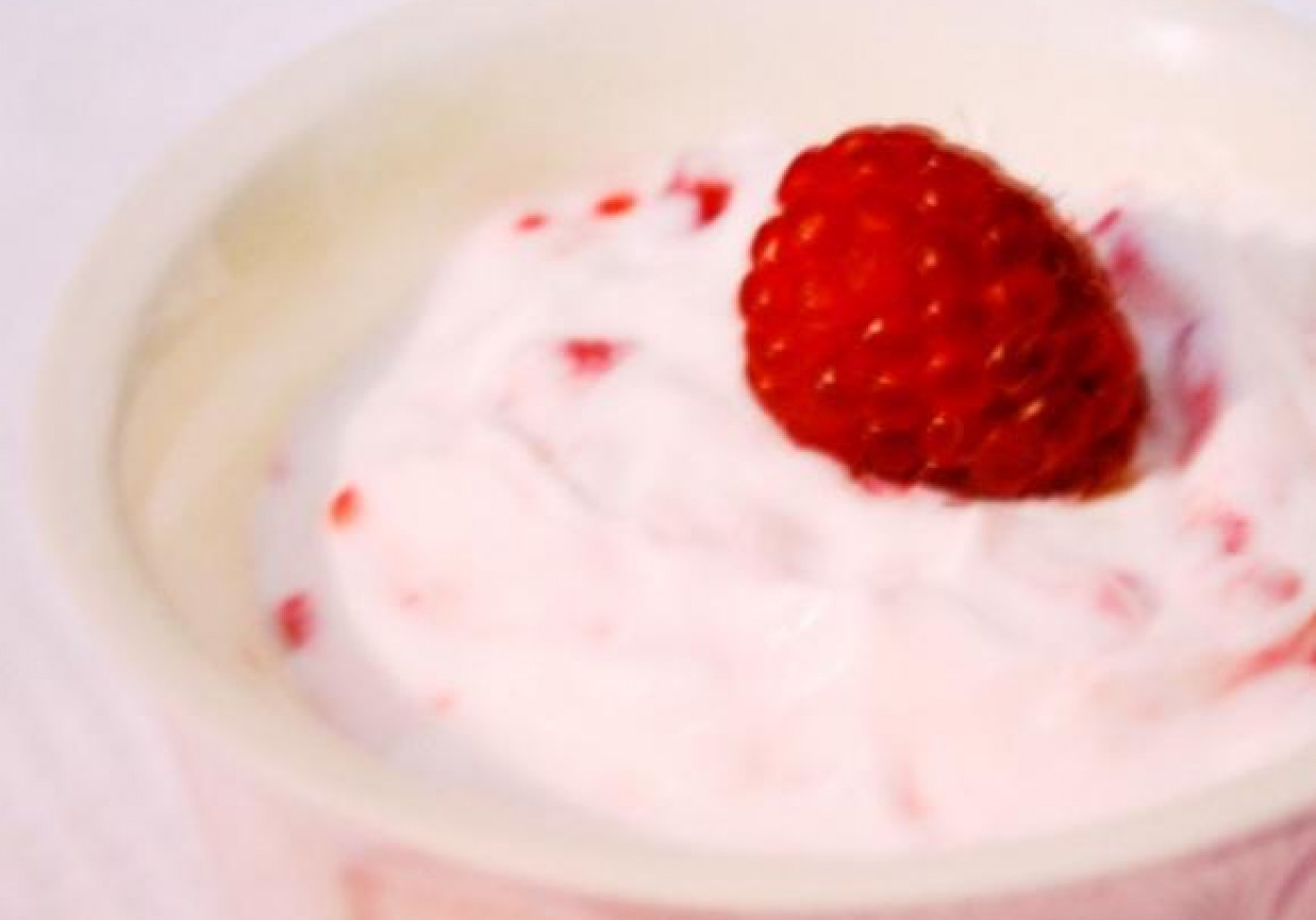 grecki jogurt z malinami foto