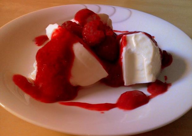 Fotografia przedstawiająca Grecki jogurt z musem malinowym