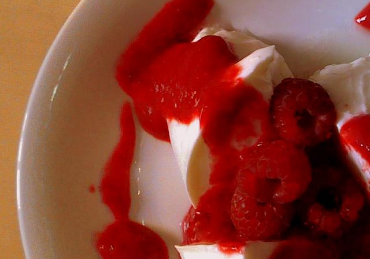 Grecki jogurt z musem malinowym foto