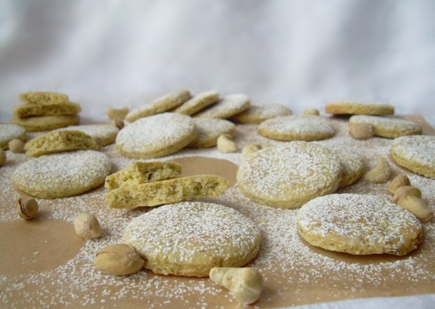 Fotografia przedstawiająca Greckie ciasteczka z orzechami nerkowca i pistacjami