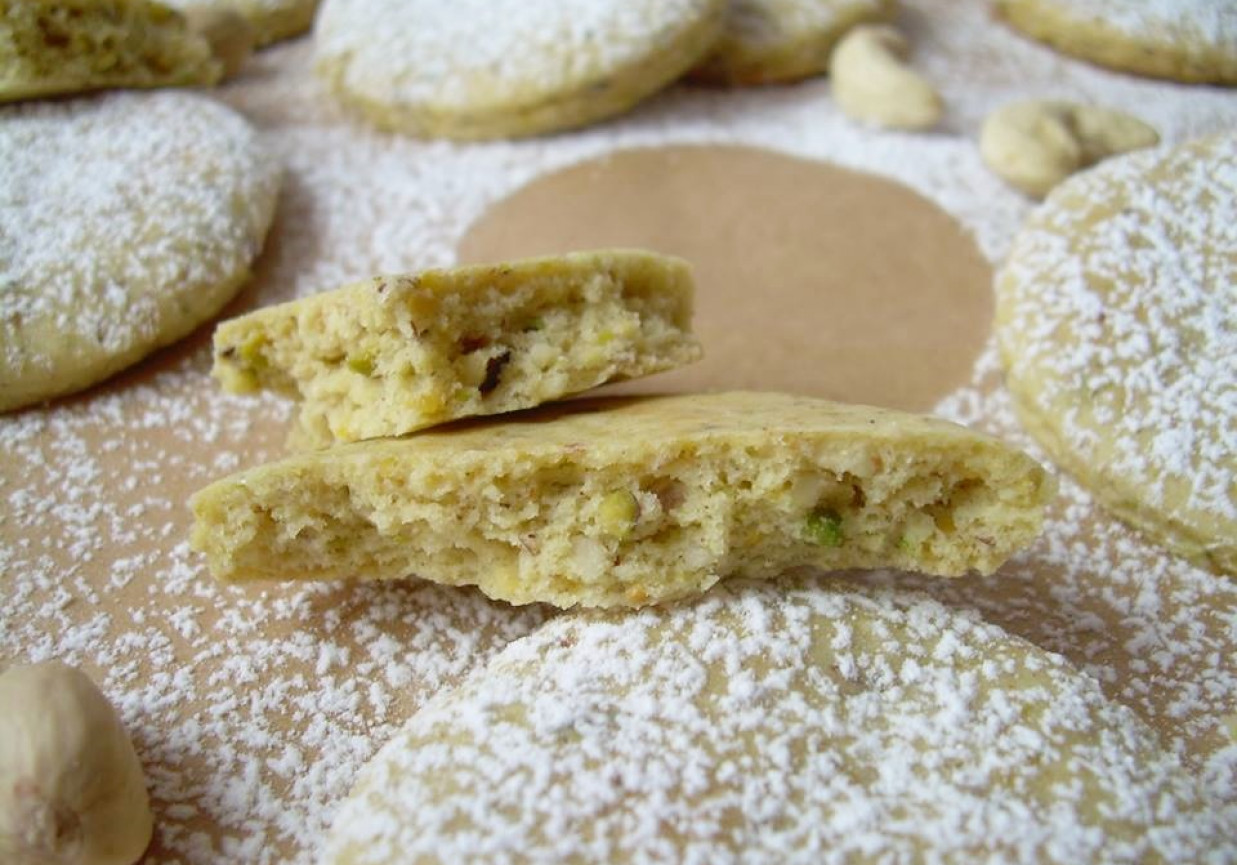 Greckie ciasteczka z orzechami nerkowca i pistacjami  foto