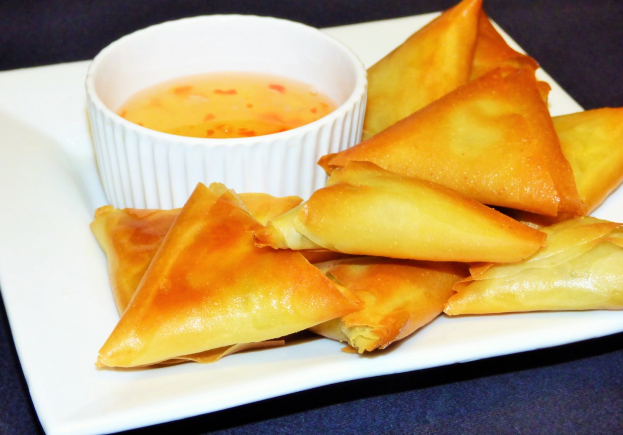 Greckie pierożki filo ze szpinakiem i serem feta foto