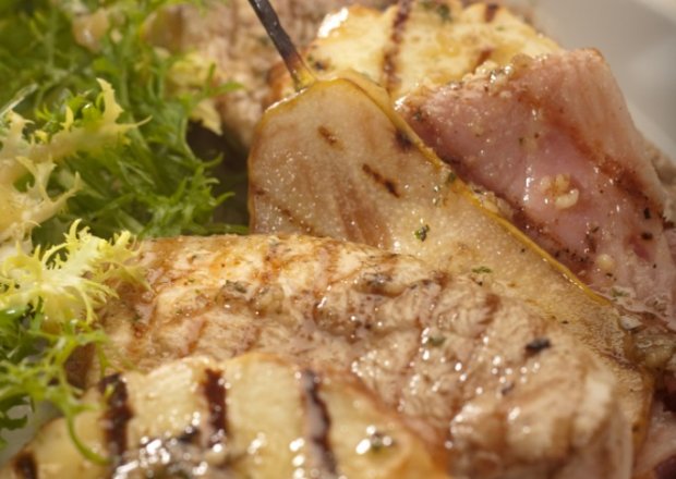 Fotografia przedstawiająca Grill: Filety z kurczaka z gruszkami i serem oscypek podane z emulsją z pietruszki i orzechów wło...