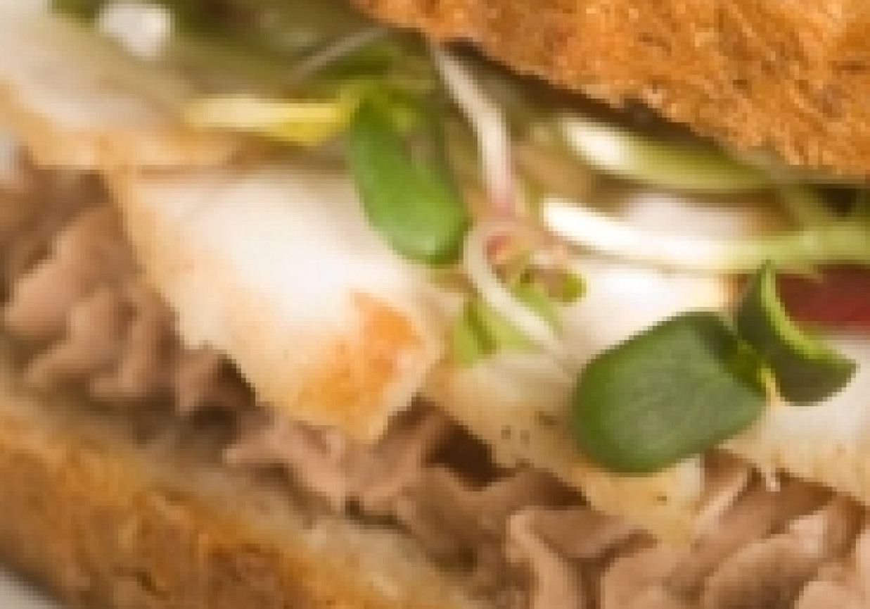 Grill: Kanapka z pastą z tuńczyka, grillowanym kurczakiem, chrzanem Wasabi i świeżymi kiełkami foto