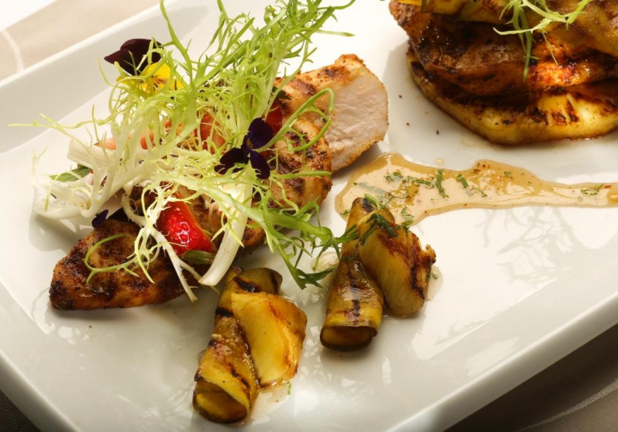 Grill: Pikantna pierś z kurczaka z grillowanymi owocami i sosem miodowym aromatyzowanym chili foto