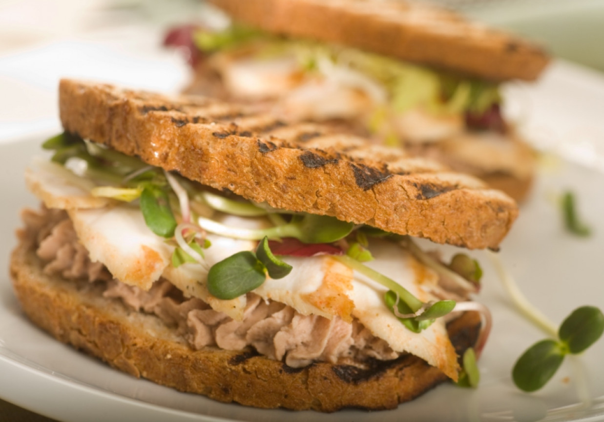 Grill: Sandwich z pastą z tuńczyka i grillowanym kurczakiem foto