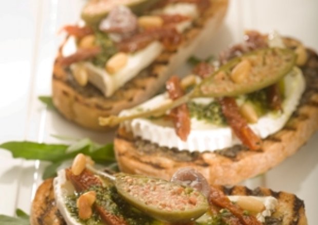 Fotografia przedstawiająca Grill: Sandwich z tapanade z czarnych oliwek i serem kozim i suszonymi pomidorami