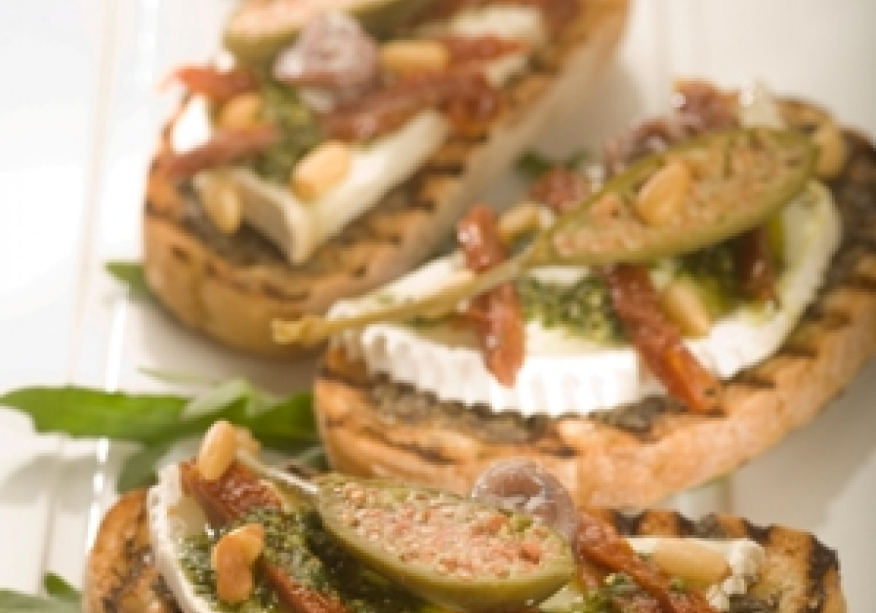 Grill: Sandwich z tapanade z czarnych oliwek i serem kozim i suszonymi pomidorami foto