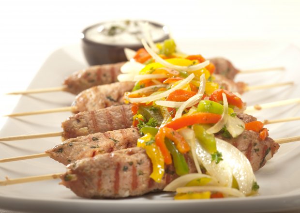 Fotografia przedstawiająca Grill: Szaszłyczki wieprzowo-wołowe z przyprawą kebab-gyros podane z tzatzikami i świeżą miętą