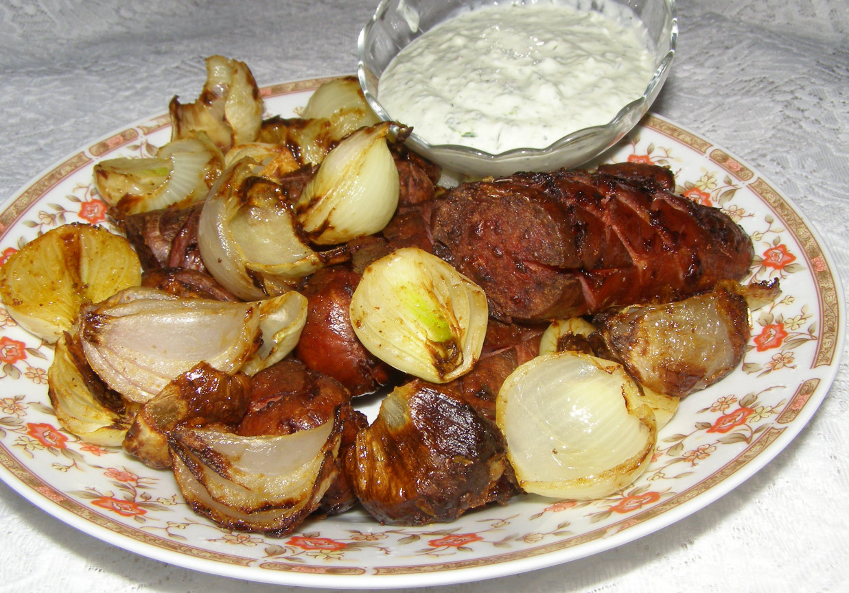 grillowa kiełbaska z cebulą i sosem czosnkowym... foto