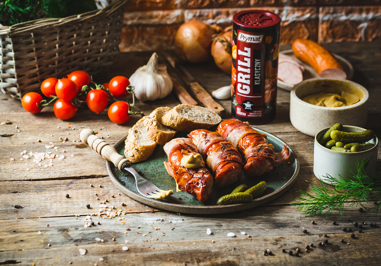 Grillowana biała kiełbasa z boczkiem, podana z sosem musztardowym foto